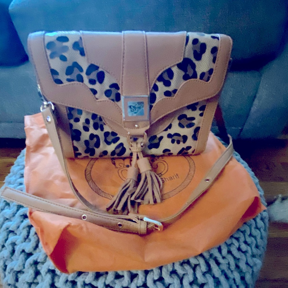 Original by Sharif adorable leopard print purse.